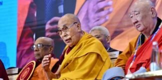 El dalái lama reaparece en cumbre budista tras escándalo