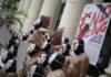 Estudiantes protestan desnudos en Filipinas