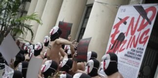 Estudiantes protestan desnudos en Filipinas