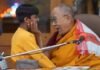 Indignación en redes sociales por video del Dalai Lama donde besa a un niño (+ Vídeo)