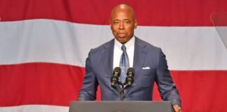 Alcalde de Nueva York (NYC) arremete contra Biden y dice que NYC está «destruida por la crisis migratoria»