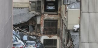 Un muerto y cuatro heridos al derrumbarse un aparcamiento en Nueva York