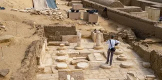 Descubren una tumba en forma de un templo en Saqara