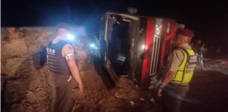 Un muerto y 21 heridos tras volcar autobús que trasladaba a docentes Un muerto y 21 heridos tras volcar autobús que trasladaba a docentes