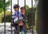 Niño se cuela gateando en los jardines de la Casa Blanca