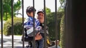 Niño se cuela gateando en los jardines de la Casa Blanca