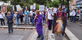 Trabajadores y pensionados realizaron viacrucis por salarios justos