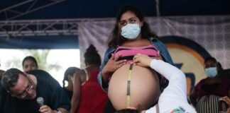 Embarazada es premiada por su gran barriga
