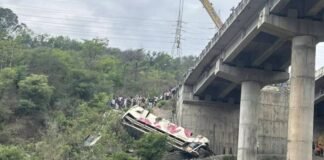 Mueren 10 peregrinos al caer un autobús por desfiladero en la India