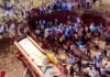 Al menos 22 muertos al caer un autobús desde un puente en la India