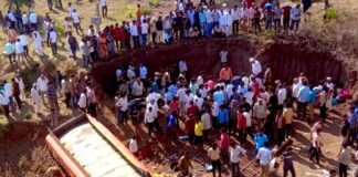 Al menos 22 muertos al caer un autobús desde un puente en la India