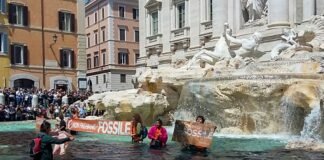 Roma: Activistas tiñeron de negro la Fontana di Trevi en Roma (+ vídeo)