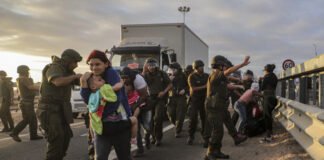 Nueva York abre gimnasios para alojar a migrantes ante refugios saturados