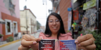 Artesanos mexicanos venden cenizas del volcán Popocatépetl