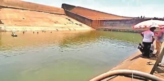 Drenó un embalse para buscar un celular que se le había caído