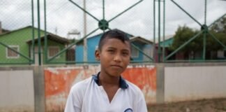 Los niños venezolanos que cruzan diariamente la peligrosa frontera con Colombia para ir a la escuela