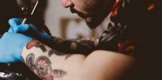 Pidió que le tatuaran una rosa y el dibujaron un repollo