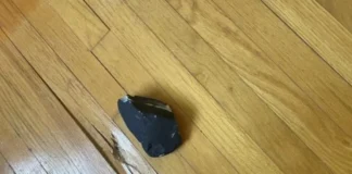 Un meteorito atravesó el techo de una casa y sorprendió a una familia
