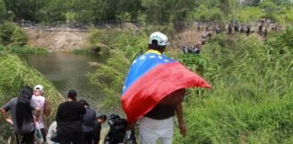 Migrantes siguen lanzándose al río Bravo por fin del Título 42