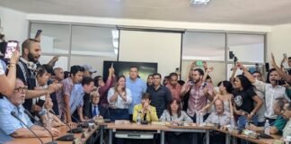 Estudiantes irrumpieron en reunión de la Comisión Electoral y exigieron renuncia de rectora