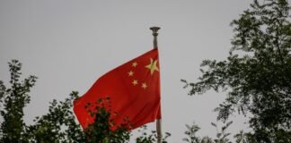 China pide encontrar un «punto intermedio» entre Washington y Pekín