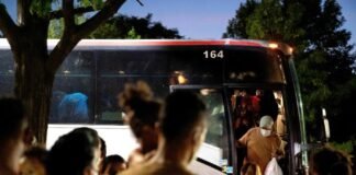 Gobernador de Texas reauda envíos de inmigrantes en autobuses a Nueva York