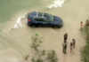 Mujer llega conduciendo su carro hasta el agua en playa