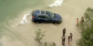 Mujer llega conduciendo su carro hasta el agua en playa