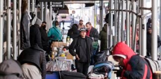 Nueva York aprueba medidas para dar más espacio en los refugios a los migrantes