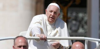 El Papa desea que llegue pronto la paz a Ucrania mientras su enviado visita Moscú