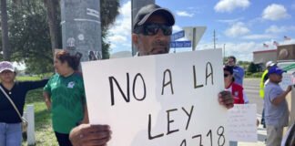 Sale caravana desde San Diego hacia Florida en contra de la ley antiinmigrante