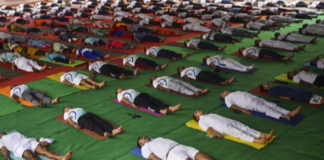 La India bate récord Guinness con la mayor sesión de yoga