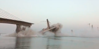 Colapsó un puente en construcción en la India