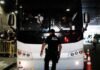 Llega a Los Ángeles autobús con 40 migrantes enviado por el gobernador de Texas