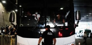 Llega a Los Ángeles autobús con 40 migrantes enviado por el gobernador de Texas
