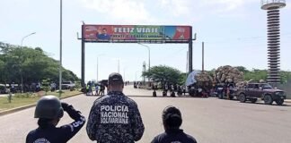 Yukpas vuelven a cerrar el Puente Sobre el Lago de Maracaibo: Quieren que les paguen en efectivo por sus artesanías