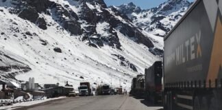 Unos 2.000 camiones permanecen varados entre Argentina y Chile