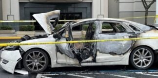 Acusan a madre de dejar a sus 2 hijos en un carro que se incendió en Florida