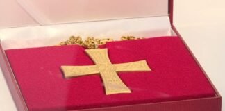 Roban la cruz pectoral de Benedicto XVI