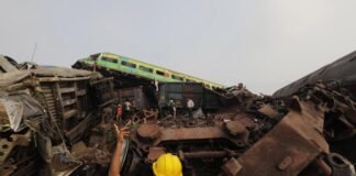 Al menos 233 muertos y 900 heridos en un choque entre trenes en el este de India