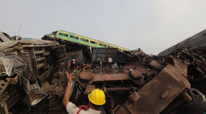 Al menos 233 muertos y 900 heridos en un choque entre trenes en el este de India