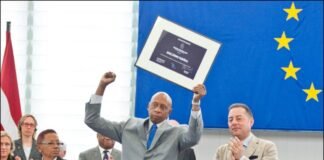 El opositor cubano Guillermo Fariñas suspende la huelga de sed pero continúa con la de hambre