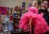 Médico presume colección de más de 200 muñecas de Barbie