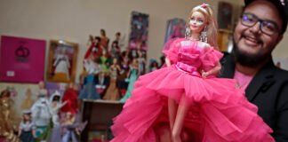 Médico presume colección de más de 200 muñecas de Barbie