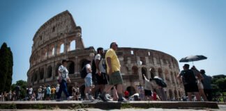 Detienen a otros dos turistas por grabar sus iniciales en las paredes del Coliseo de Roma