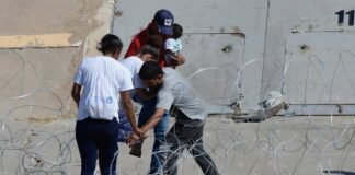 Texas refuerza barricada de alambre contra migrantes pese al rechazo de la Casa Blanca