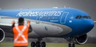 Un bebé de 2 años se descompensó en un avión de Aerolíneas: murió al aterrizar en Aeroparque