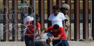 Migrantes desafían alambres en la frontera de EEUU