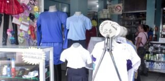 Aragua | Comerciantes se las ingenian con ofertas en uniformes