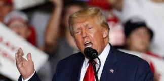 Trump se burla de los «ridículos» cargos en su contra en un mitin en Pensilvania